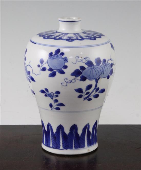 A Chinese blue and white Meiping vase, Kangxi period, 16cm